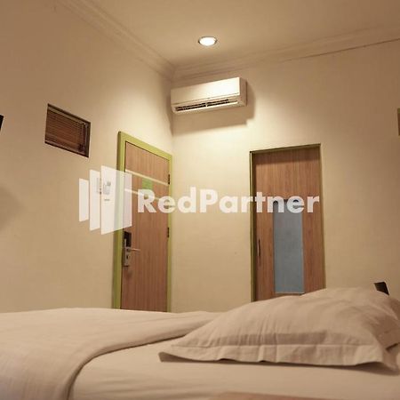 Wisma Sederhana Mitra Reddoorz Medan Exterior foto