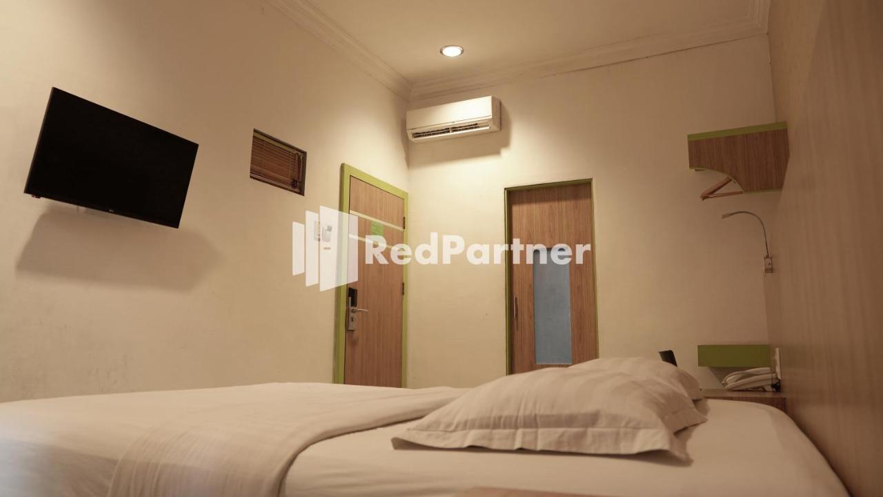Wisma Sederhana Mitra Reddoorz Medan Exterior foto
