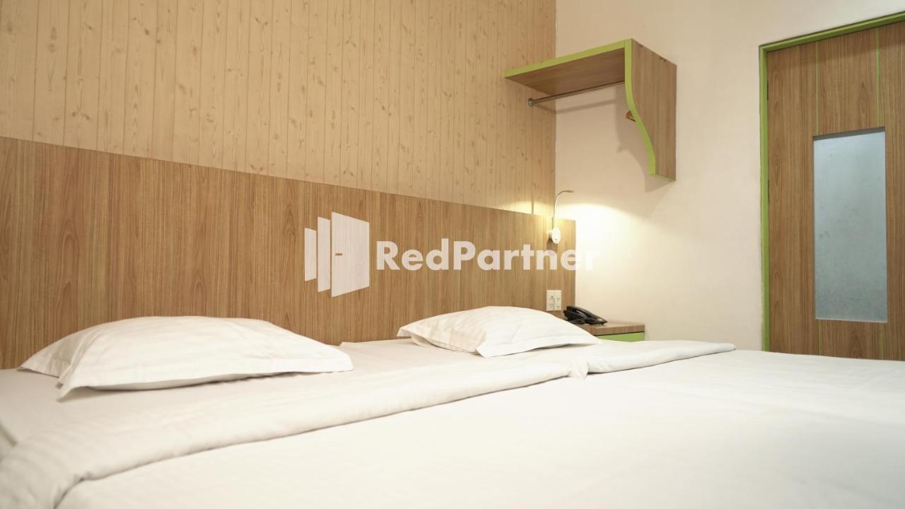 Wisma Sederhana Mitra Reddoorz Medan Exterior foto
