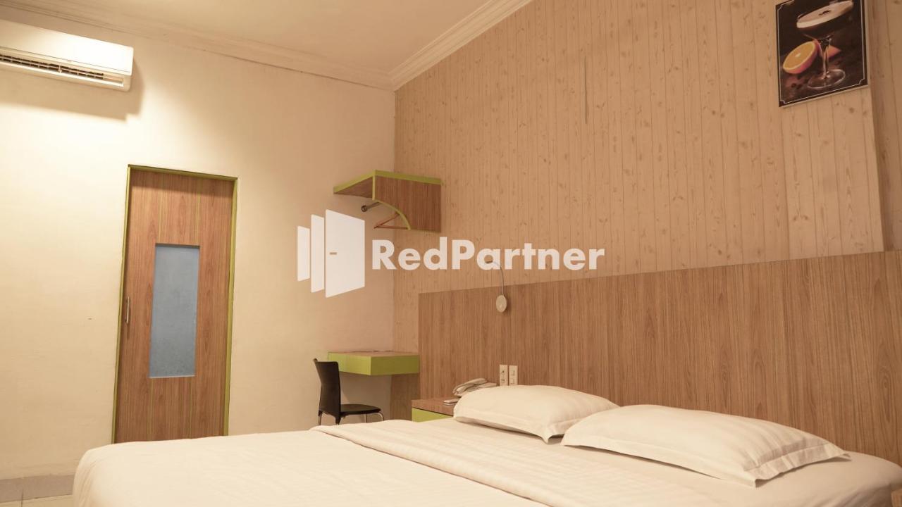 Wisma Sederhana Mitra Reddoorz Medan Exterior foto