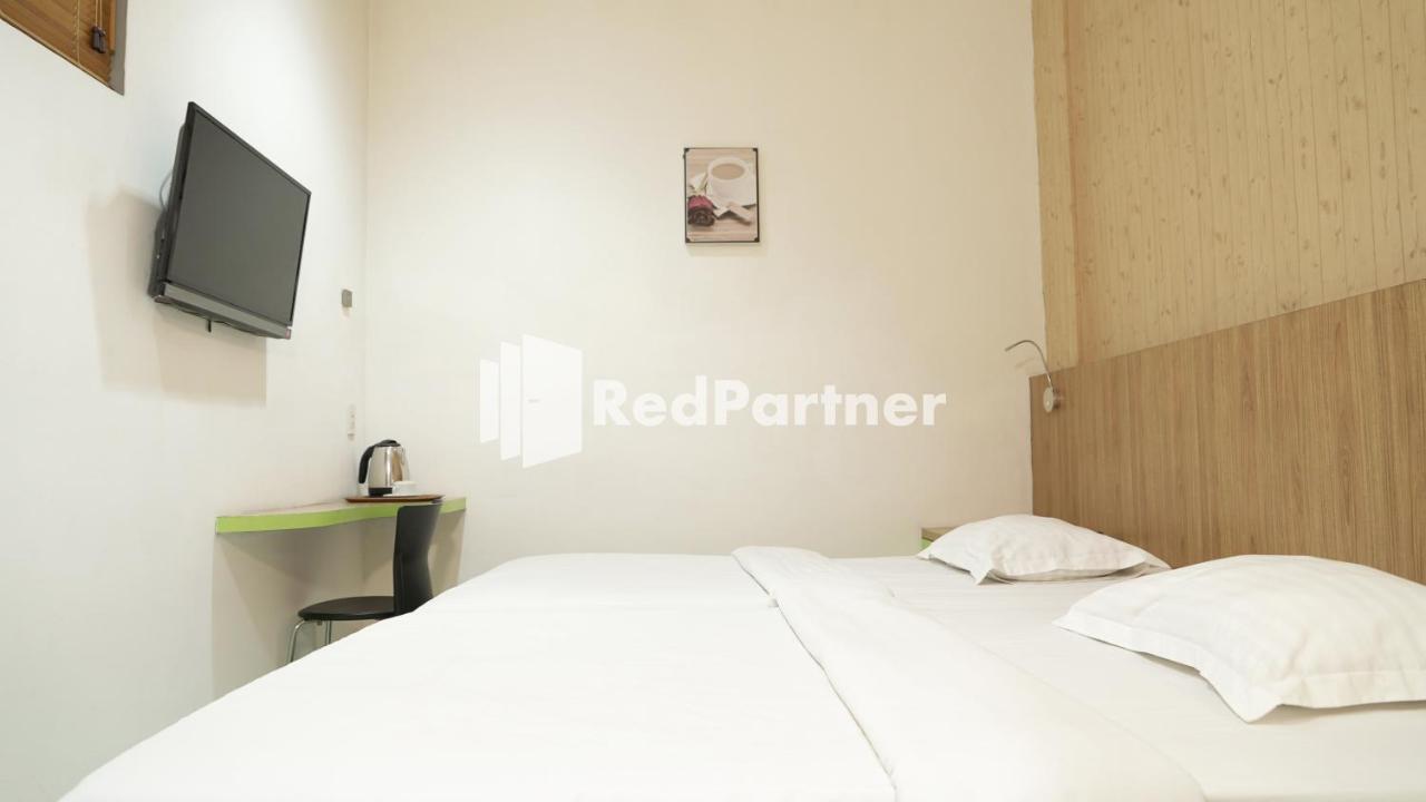 Wisma Sederhana Mitra Reddoorz Medan Exterior foto
