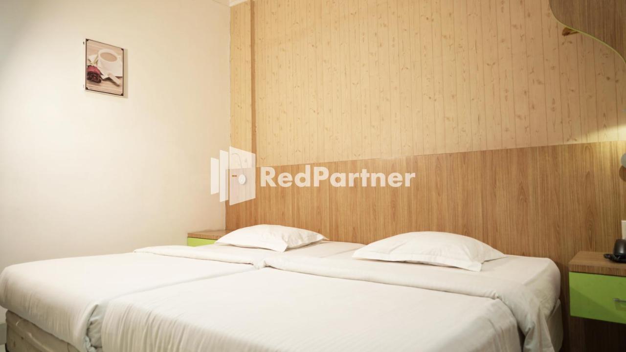 Wisma Sederhana Mitra Reddoorz Medan Exterior foto