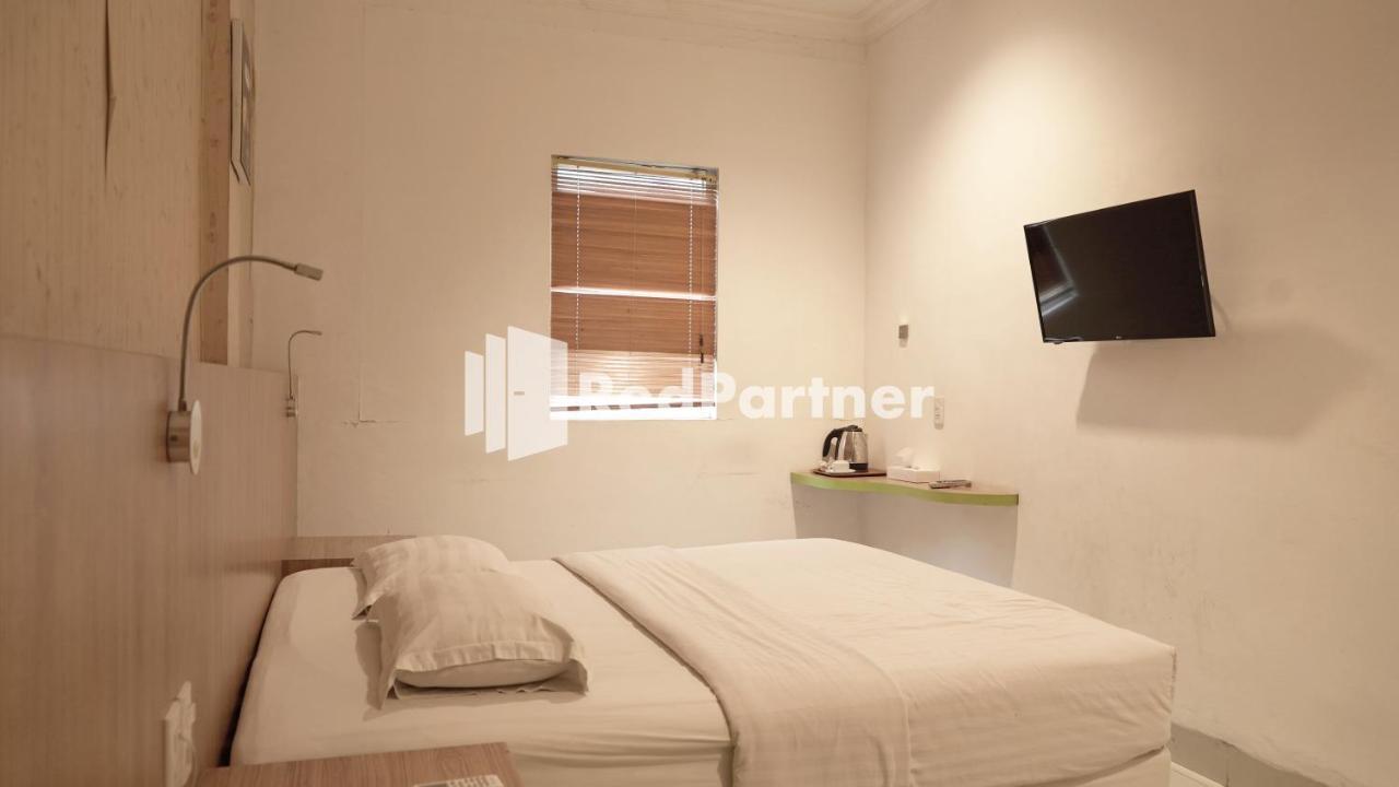 Wisma Sederhana Mitra Reddoorz Medan Exterior foto