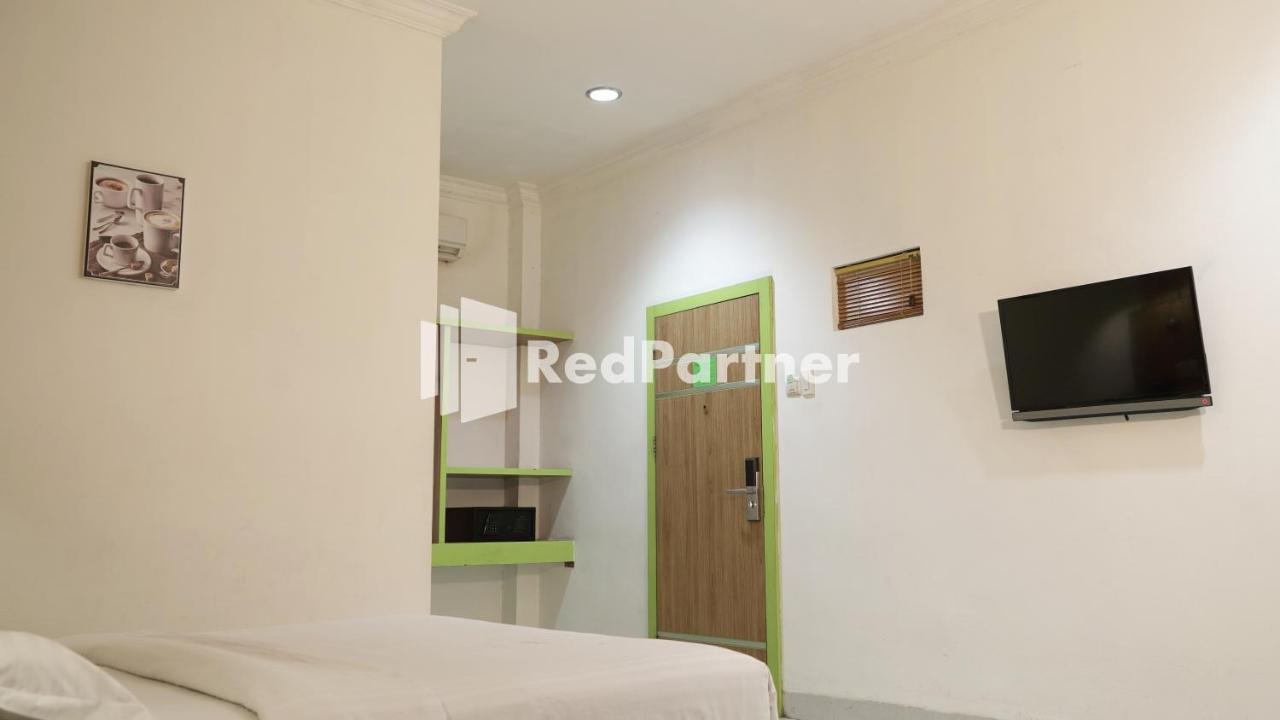 Wisma Sederhana Mitra Reddoorz Medan Exterior foto