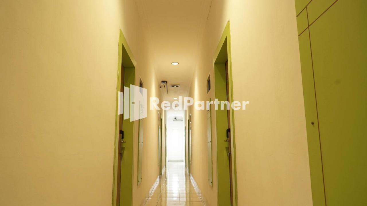 Wisma Sederhana Mitra Reddoorz Medan Exterior foto