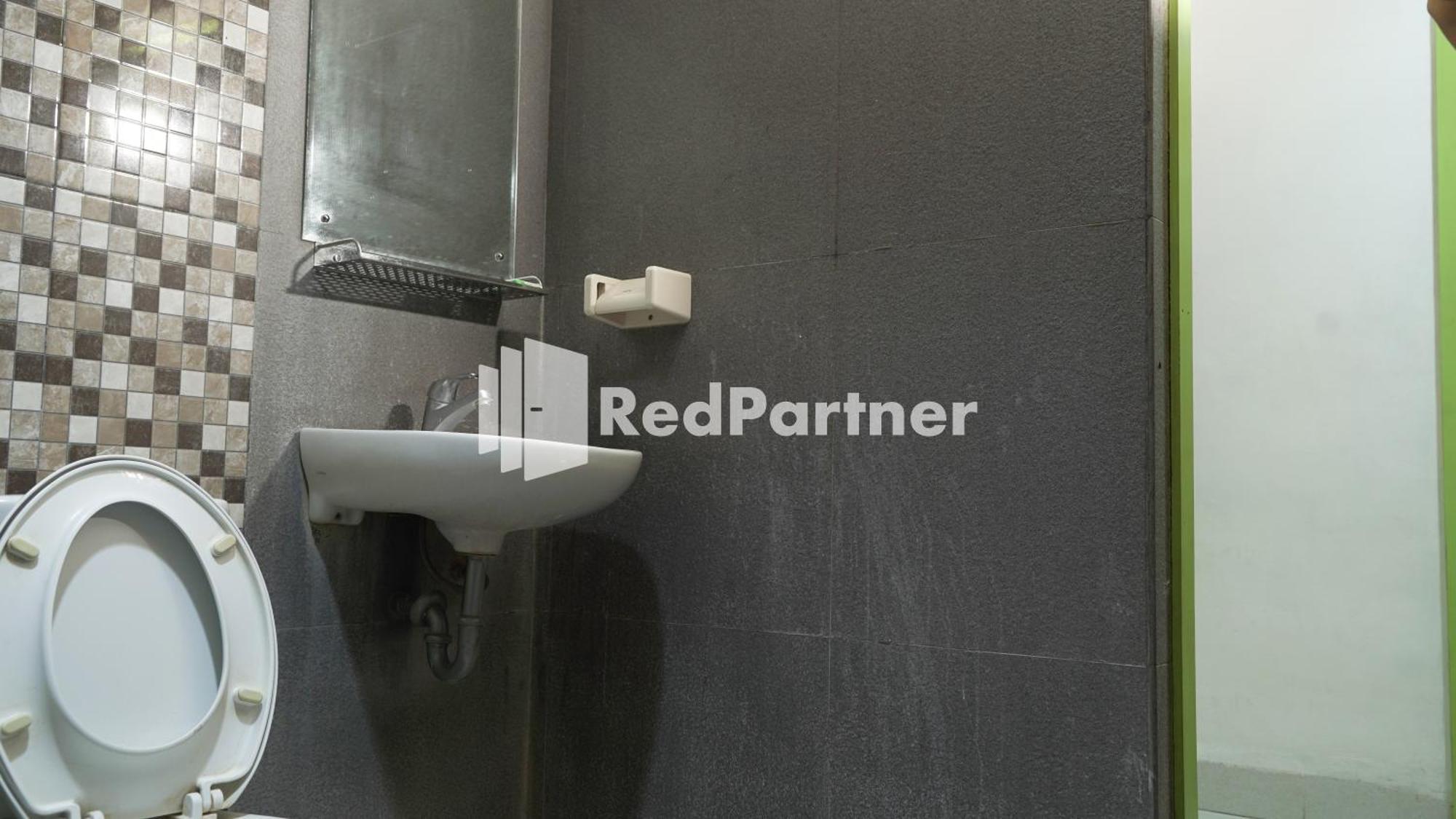 Wisma Sederhana Mitra Reddoorz Medan Cameră foto